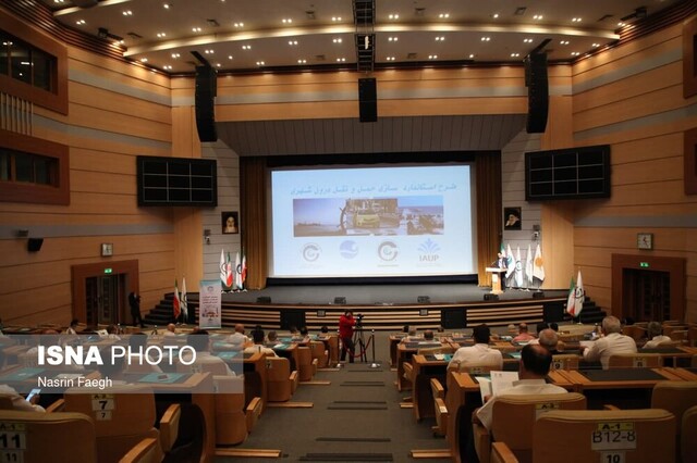 اعطای نشان بین المللی گردشگری حلال و کارت راهنمای تور به رانندگان تاکسی در کیش