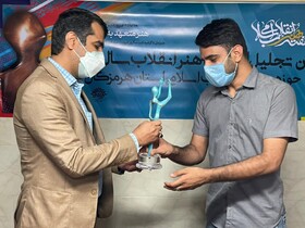 "مهران پندار" چهره برتر هنر انقلاب اسلامی هرمزگان شد