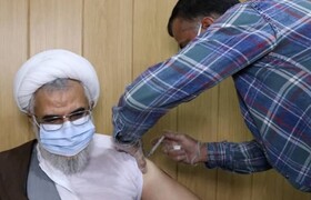 نماینده ولی فقیه در هرمزگان واکسن کوو ایران برکت دریافت کرد