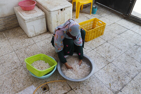 فروش میگو در محله خواجه عطا بندرعباس که بیشتر توسط زنان انجام می شود.