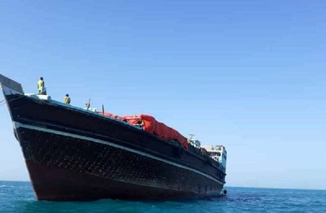 توقیف یک فروند شناور حامل  ۱۸ هزار لیتر سوخت قاچاق در آبهای قشم