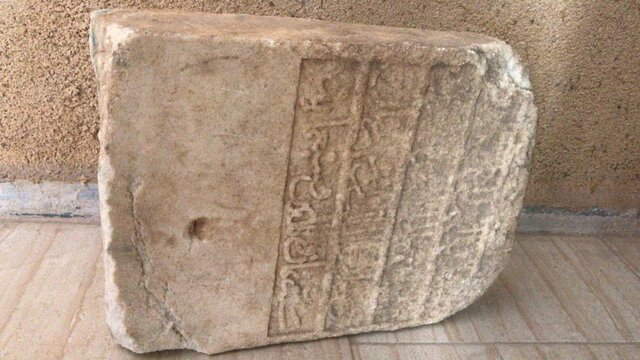 کشف سنگ قبر ۳۰۰ ساله در میناب بعد از بارندگی کشف سنگ قبر ۳۰۰ ساله در میناب بعد از بارندگی