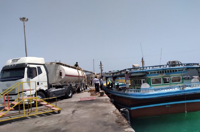 توقیف یک فروند شناور حامل بیش از ۱۰۶ هزار لیتر سوخت قاچاق در جزیره قشم