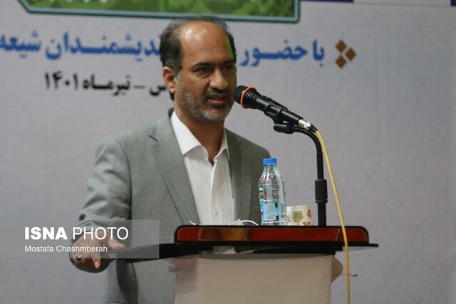 انقلابی ماندن زحمت بیشتری دارد/ولایت محور اتحاد جامعه اسلامی است