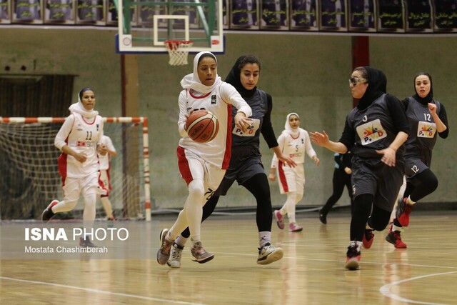 دیدار تیم‌های فولاد هرمزگان و پادویرا تهران