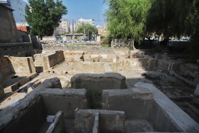 این حمام که بزرگ‌ترین حمام شهر بوده و آن را در دل زمین احداث کرده بودند تا از انتقال دما به بیرون جلوگیری کنند، در دو بخش زنانه و مردانه فعال بوده است.