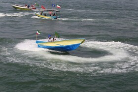 رژه دریایی به مناسبت هفته دفاع مقدس در خلیج فارس