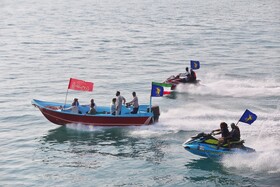 رژه دریایی به مناسبت هفته دفاع مقدس در خلیج فارس