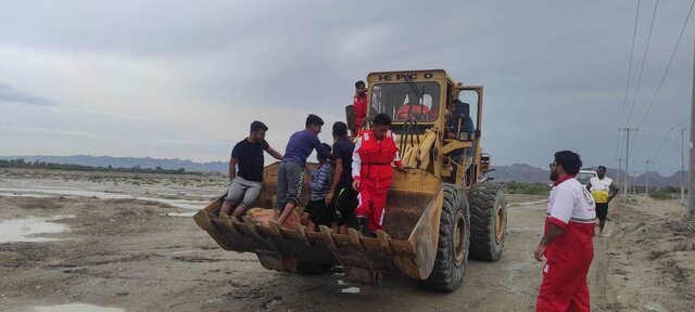 نجات جان ۵ نفر از محاصره سیلاب و طغیان رودخانه گز سیریک
