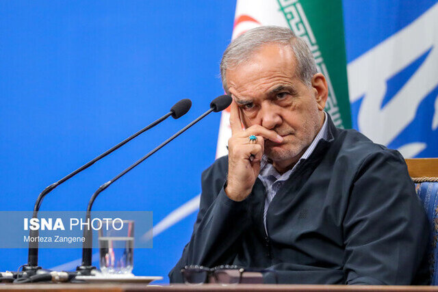 برگزاری نشست ویژه مدیریت بحران با حضور پزشکیان / شمار جانباختگان به ۴۰ و مصدومان به ۹۰۰ نفر رسید برگزاری نشست ویژه مدیریت بحران با حضور پزشکیان / شمار جانباختگان به ۴۰ و مصدومان به ۹۰۰ نفر رسید