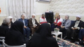 همدردی نماینده ولی‌فقیه در هلال‌احمر با خانواده‌های داغدیده بندر شهید رجایی