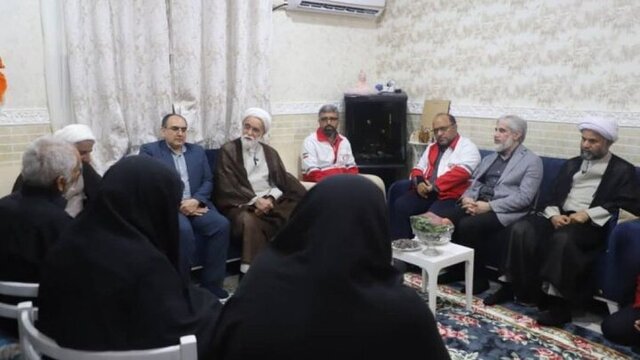 همدردی نماینده ولی‌فقیه در هلال‌احمر با خانواده‌های داغدیده بندر شهید رجایی