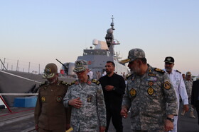 بازدید سرلشکر باقری از کارخانجات نیروی دریایی ارتش در بندرعباس