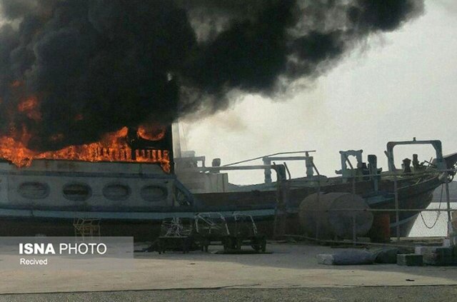عکس تزیینی آتشسوزی در اسکله سیریک مهار شد / ۱۳ لنج آسیب دیدند