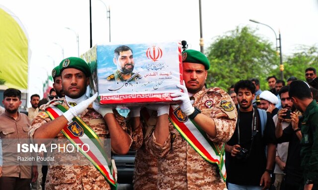 نمایش وفاداری مردم بندرعباس به آرمان‌های انقلاب در مراسم تشییع شهید آذربادگان