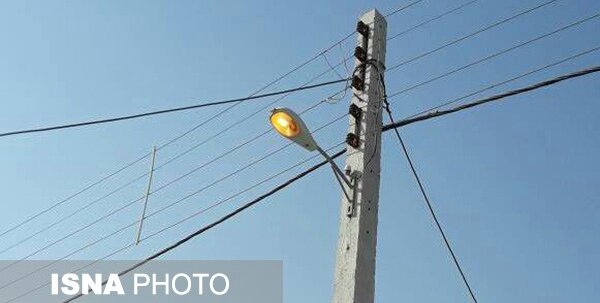 طوفان ۱۳ پایه برق را در توکهور و سندرک میناب سرنگون کرد  