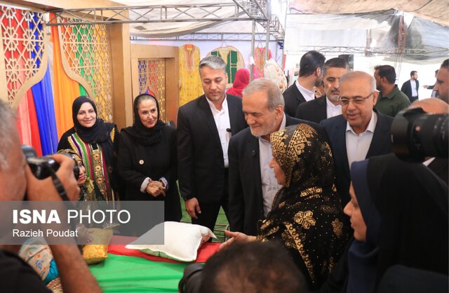 بازدید رئیس‌جمهور از نمایشگاه توانمندی‌های ساحل‌نشینان هرمزگانی