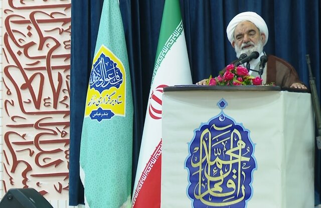  امام‌جمعه بندرعباس: اقتدار دریایی ایران نتیجه رهبری حکیمانه و اتحاد مردم است