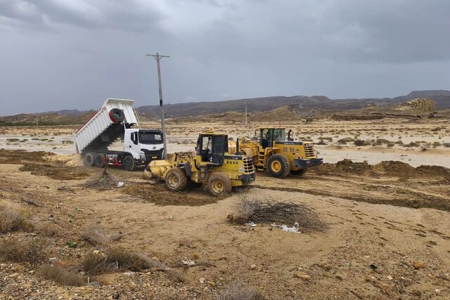 اختلال برق و آنتندهی جاده گوران قشم در پی بارش شدید باران