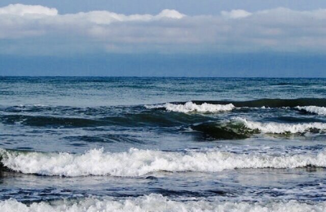 خلیج فارس و دریای عمان با باد شدید مواج می‌شوند