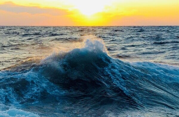 مواج شدن دریا در هرمزگان؛ شناورهای سبک از تردد خودداری کنند