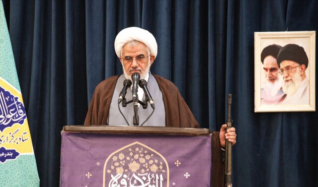 امام جمعه بندرعباس: اعتماد به دشمن، جامعه اسلامی را در معرض نفوذ قرار می‌دهد