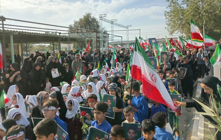 تجدید میثاق بیش از ۲ هزار نفر از مردم رودان با شهدای دانش‌آموز دبستان شجره‌طیبه میناب