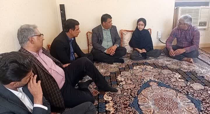 پیگیری روند درمان دانش‌آموز مدرسه میناب توسط فرماندار