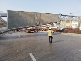 سقوط پل عابر پیاده در بزرگراه شهید چراغچی مشهد