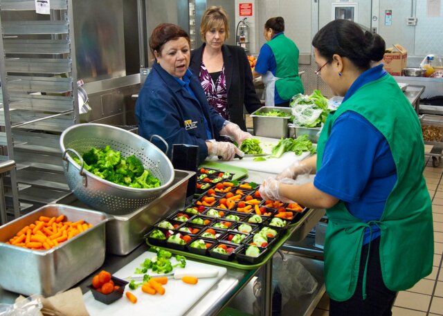 افزایش گرایش دانش‌آموزان به تغذیه سالم با صرف غذای گروهی در مدرسه