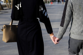 استفاده از دستکش یکبار مصرف یکی از رفتارهای پیشگیرانه مردم در روزهای اخیر است.