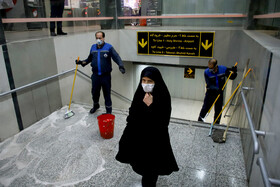 ضدعفونی ایستگاه‌های قطار شهری مشهد یکی از اقداماتی است که روزانه در حال اجراست. 
