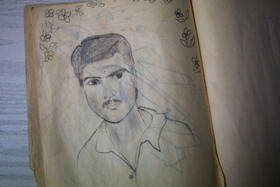 این دفتر نقاشی پدرم است. وقتی که ۱۸ ساله بود. این نقاشی را پدرم از یکی از دوستانش کشیده که در جنگ شهید شده بود.