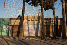 تقریبا ۶ سالم بود که با پدر و ۲ برادر بزرگترم به استخر روباز پارک ملت رفتیم. پدرم شناگر ماهری بود و من شاهد شیرجه‌هایش بودم. بعداز آخرین شیرجه‌اش سمت من آمد و با یک دست بغلم کرد. من را به روی سکو برد و گفت نفست را حبس کن و بلافاصله داخل استخر شیرجه زدیم. و من که هنوز نفسم را حبس نکرده بودم دست و پا میزدم. پدرم من را به آن سمت استخر برد و گفت : " حالا زیرآبی را یاد گرفتی"