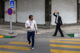 اینروزها بسیاری از افراد به رعایت اصول بهداشتی و همچنین خانهنشینی روی آوردهاند؛ ولی هنوز عدهای از مردم نیز بر خلاف دیگران خواسته یا ناخواسته توصیههای بهداشتی را نادیده میگیرند و پا به خیابان میگذارند. خیابان هاشمی نژاد مشهد