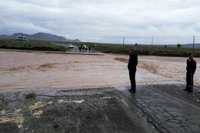 سیلاب، آب آشامیدنی ۶۰۰ خانوار روستای دزق نیشابور را قطع کرد

