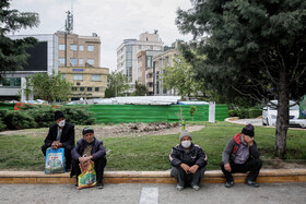 یکی از مشکلات این روزهای کارگران روز مزد حضور افراد غیر کارگر و بعضا فرصت طلبی است که به‌صورت گروهی با حضور در محل‌های کارگری، بسته‌های معیشتی که مردم برای آن‌ها تدارک دیده‌اند را دریافت می‌کنند.