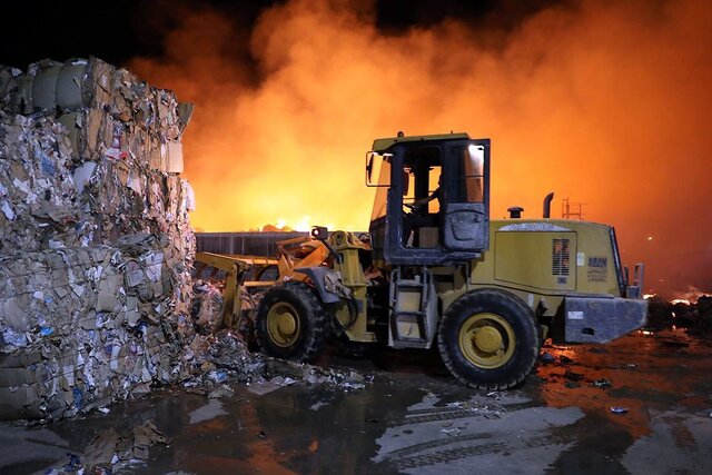 آتش‌سوزی گسترده در کارخانه بازیافت کاغذ در بینالود 