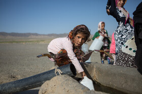 کودکان روستا در تامین آب منزل خود به والدین کمک می‌کنند - روستای بشیرآباد 