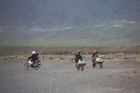 افرادی که فرغون یا موتورسیکلت دارند از آن برای حمل دبه‌ها استفاده می‌کنند - روستای بشیرآباد
