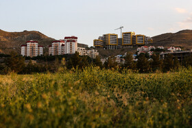 پروژه آبادگران با وسعت ۴۷ هکتار که در سال ۱۳۷۷ برابر طرح مصوب مسکن و شهرسازی و مصوبات کمیسیون ماده ۵ آغاز به کار کرد. درحالی که قرار بود به عنوان یک پروژه گردشگری، با ساخت مجتمع توریستی و رفاهی، در خدمت زائران امام رضا(ع) باشد و خدمات ارزانقیمت به آنان ارائه دهد، نه تنها به این هدف جامه عمل نپوشانده که با تخلف و انحرافهای متعدد تبدیل به منطقهای لاکچری در دل کوه شده است.