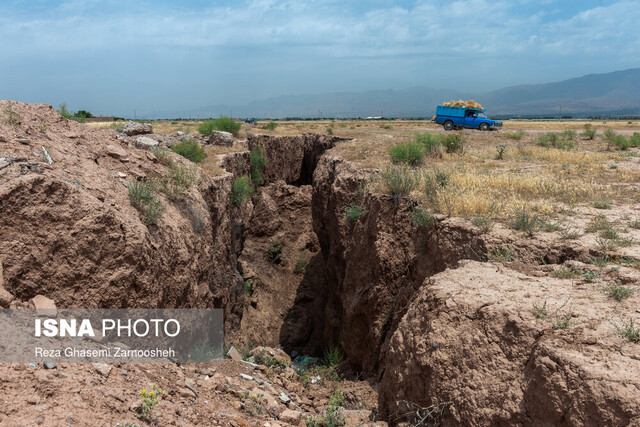 عکس از آرشیو است فرونشست زمین به داخل شهر کاشمر رسید