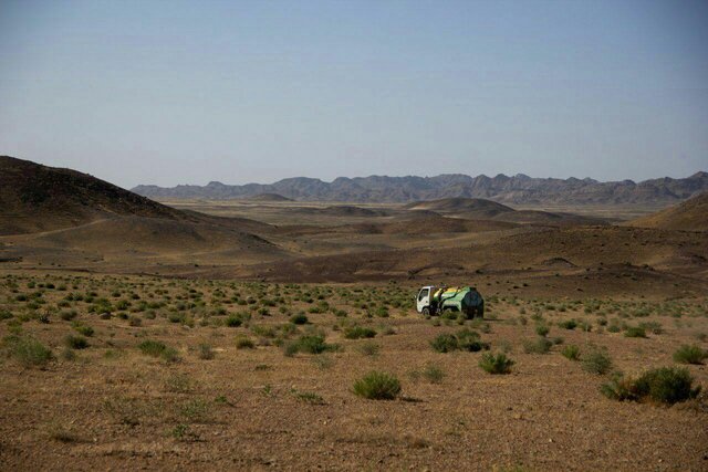 صیادان دو آبشخور برای حیات وحش بسازند