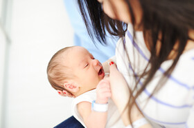 چرا شیردهی به نوزادان باید در نیم ساعت اول پس از زایمان آغاز شود؟