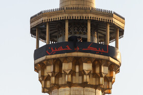 تعویض پرچم گنبد حرم رضوی در آغاز ماه محرم