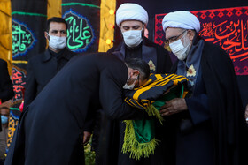 تعویض پرچم گنبد حرم رضوی در آغاز ماه محرم