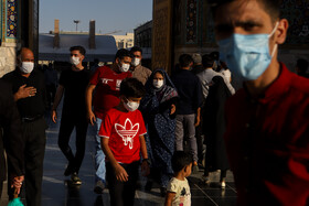 تعویض پرچم گنبد حرم رضوی در آغاز ماه محرم