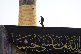تعویض پرچم گنبد حرم رضوی در آغاز ماه محرم