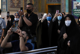 تعویض پرچم گنبد حرم رضوی در آغاز ماه محرم