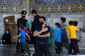 تعویض پرچم گنبد حرم رضوی در آغاز ماه محرم